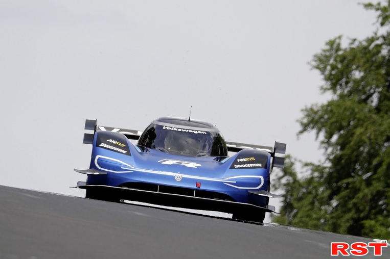 Volkswagen ID.R стал самым быстрым электрокаром на Нюрбургринге